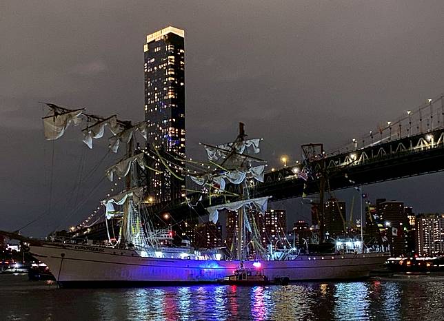 Tragic Mexican Navy Ship Crash at Brooklyn Bridge Leaves Two Dead, Dozens Injured Tragic Mexican Navy Ship Crash at Brooklyn Bridge Leaves Two Dead, Dozens Injured