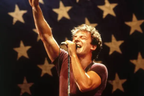 Jeremy Allen White Rocks the Stage in Bruce Springsteen Biopic ‘Deliver Me From Nowhere’