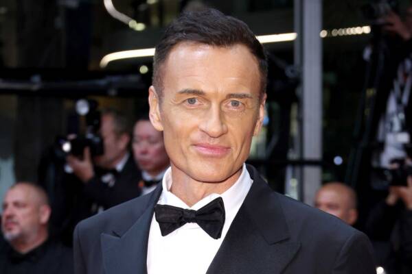 Julian McMahon, Star of “Nip/Tuck” and “Charmed,” Dies at 56 After Cancer Battle